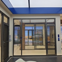 Ventana Abatible de Aluminio Deioux con Doble Vidrio Templado de Seguridad, Certificación NFRC