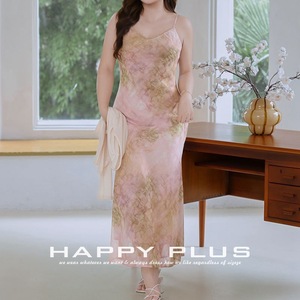 เดรสสลิปผู้หญิงไซส์ใหญ่ Happy Plus Plus ลายดอกชบาสีชมพูพาสเทล คอวี ทรงหางปลา ตัดเย็บแบบเอียงเฉียง - Product Image 3