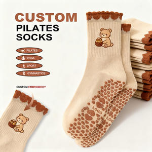 महिलाओं की कढ़ाई विरोधी पर्ची पकड़ मोजे कस्टम कढ़ाई लोगो प्रीमियम पाइलेट्स मोजे - Product Image 1