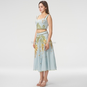 Ensemble deux pièces personnalisé avec logo brodé, haut court et jupe midi, ensemble d'été pour femmes - Product Image 2