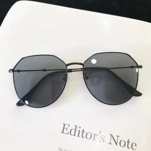 Gafas de sol irregulares para mujer, montura de metal dorado, protección UV400 tipo 3, ligeras, diseño cuadrado a la moda - Product Image 5