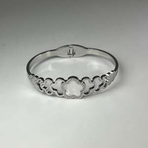 กำไลข้อมือแฟชั่นสแตนเลสสตีล 316L ชุบทอง PVD ดีไซน์ทนทานและยั่งยืน - Product Image 1