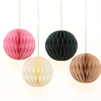 Décorations de fête de fin d'année style Instagram : mini-ornements, décorations de fenêtre de supermarché, décorations de plafond, boules en papier suspendues en nid d'abeille