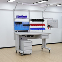 Banc de travail ESD à hauteur réglable électriquement, conçu pour l'assemblage de circuits imprimés, avec configuration flexible pour un assemblage de précision