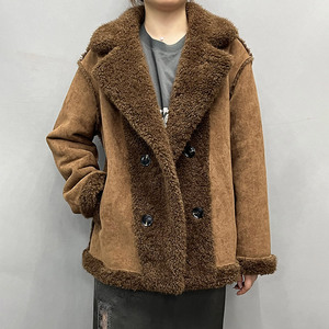 Manteau en daim double boutonnage personnalisé de luxe, chaud et de haute qualité, avec doublure en <span class=keywords><strong>fausse</strong></span> <span class=keywords><strong>fourrure</strong></span> <span class=keywords><strong>courte</strong></span>, col à revers, pour <span class=keywords><strong>femme</strong></span>, style <span class=keywords><strong>fausse</strong></span> peau de mouton - Product Image 1