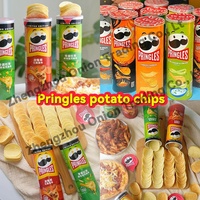 Vente en gros 110g BBQ Steak Saveur Pringless Chips de pomme de terre Aliments soufflés en conserve Collations exotiques