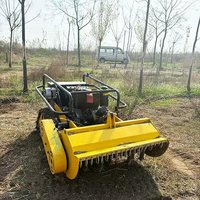 Tondeuse sur chenilles à grand réservoir de carburant pour une tonte ininterrompue sur les grandes prairies des ranchs périurbains
