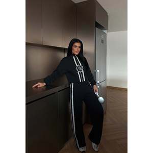 Ensemble de survêtement en velours noir Margo, design personnalisé, détails en dentelle, respirant, 2 pièces, à capuche, pour jogging/gym, hiver, logo imprimé - Product Image 4