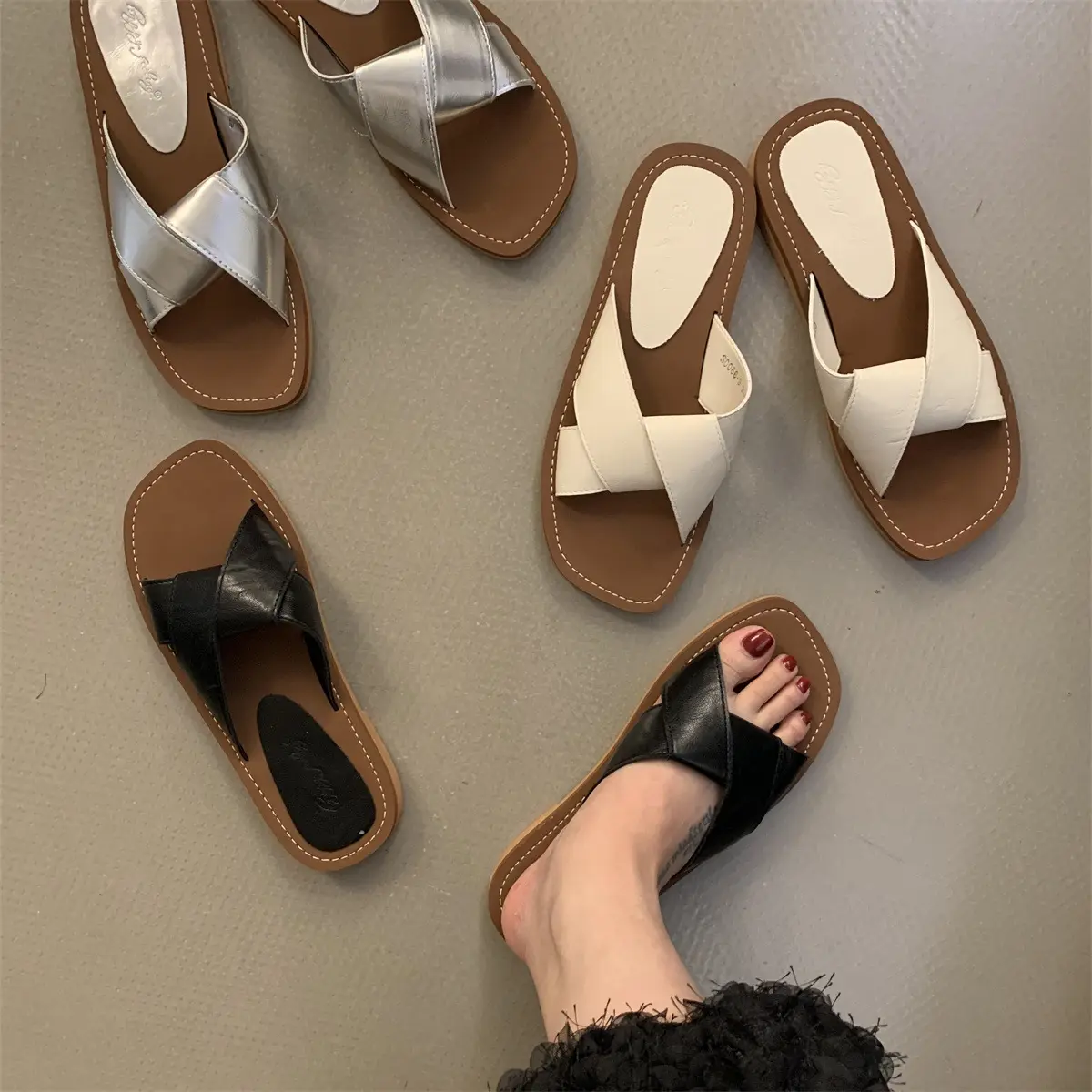 2024 new soft-soled open-toe beach holiday sandals Fashion Flat Slippers Women's Rhinestones Outdoor