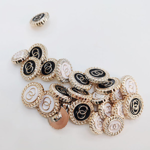 Boutons ronds en résine, directement de l'usine, avec logo personnalisé à double anneau et émail pour accessoires vestimentaires - Product Image 3