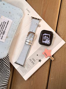 Cinturino in Pelle Denim con Motivo a Stelle per <span class=keywords><strong>Apple</strong></span> <span class=keywords><strong>Watch</strong></span> 41 45 49mm Compatibile con Serie 11 10 9 <span class=keywords><strong>8</strong></span> <span class=keywords><strong>7</strong></span> 6 SE Cinturino Elegante - Product Image 4