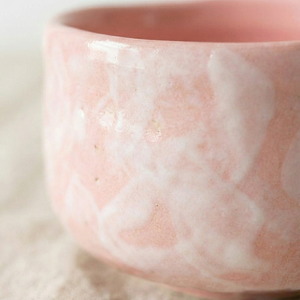 Bol à matcha en céramique rond, rose, passe au lave-vaisselle, avec glaçure blanche laiteuse faite à la main - Product Image 4