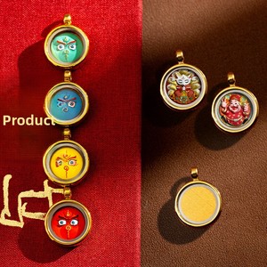 Collier avec pendentif Thangka peint à la main en acier titane plaqué or 1,5 cm, motif Huang Cai Zaji Ram Manjusri Vie passée, vie actuelle, avec boîte Gabu - Product Image 1