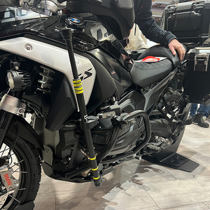 Tam giác khóa tiêu chuẩn cao xe máy xe đạp Máy ảnh núi chin núi máy ảnh xe máy Mũ bảo hiểm Máy ảnh núi cằm dây đeo - Product Image 1