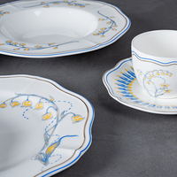Assiette élégante à bord festonné en porcelaine fine, bol à soupe avec décor floral, bord bleu et doré, assiette creuse pour hôtels, mariages, vente en gros