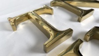 Signalisation avec logo 3D personnalisé en acier inoxydable avec lettre en métal miroir doré pour enseigne commerciale avec nom d'entreprise