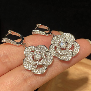 Orecchini a Fiore di Camelia per Donne, Eleganti Accessori Floreali per Uso Quotidiano, Outfit Casual e Regalo - Product Image 1
