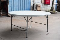 Table ronde en plastique blanc de 72 pouces avec pieds en métal Portable extérieur événement fête mariage hôtel meubles pliable pour un rangement facile