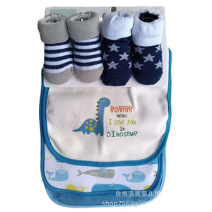 Baby Neugeborenen Baumwoll-Lätzchen-Socken-Kombinationsset Bedruckt Bestickt Langes Quadratisches Rutschfestes Handtuch Bequem und Niedlich - Product Image 4