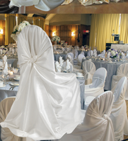 Chaises de banquet pliantes en satin blanc et noir en gros, housses à volants à nouer soi-même, housses en plastique, sièges, mariages, événements, décoration
