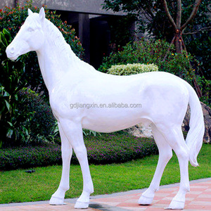 Escultura de caballo monocromático Duo-Estatuas abstractas de semental y yegua de fibra de vidrio para interiores y galerías modernas - Product Image 2