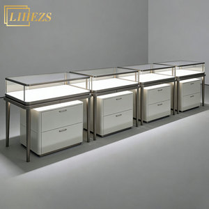 Vitrine d'exposition moderne blanche et grise éclairée pour bijoux, avec cadre en métal brossé, pour comptoir de bijouterie - Product Image 1
