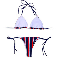 Le nouveau maillot de bain à rayures bleues femmes sens bikini sangle fendu maillot de bain 2 pièces en gros