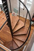 Escaliers en spirale élégants de DB avec les bandes de roulement en bois pour les intérieurs contemporains