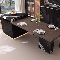 Îlot de cuisine en pierre frittée veinée de marbre blanc, panneau cannelé en bois, éclairage LED d'ambiance, évier et charnières pour cuisine et salle à manger modernes