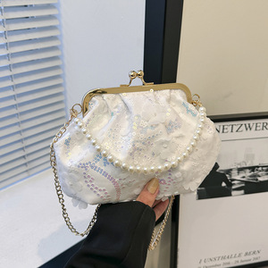 热销女士西式单肩PU防水外壳夹扣式珍珠链花卉刺绣手提包手拿包 - Product Image 4