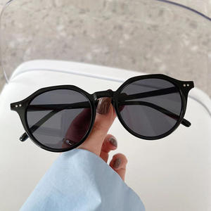 Gafas de Sol Estilo Coreano para Mujer, Montura Negra Brillante, UV400, Lentes Ligeras Tipo AC, Parasol Irregular con Remaches Punteados G2-9997 - Product Image 3