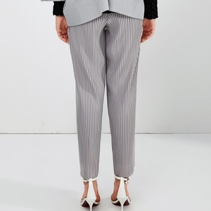 Nouveau pantalon décontracté plissé pour femme, coupe slim, ample et confortable, avec fente, collection Printemps-Été 2025 - Product Image 4