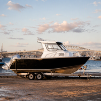 Bateau de pêche à moteur jet d'eau, petit bateau avec moteurs hors-bord et cabine, avec recherche de poissons