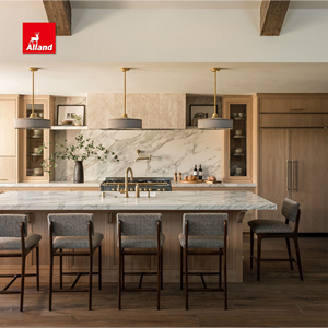 Armoire de cuisine élégante et compacte avec détails cannelés, porte en chêne blanc et bar à café en marbre Calacatta pour nouvelle construction - Product Image 2