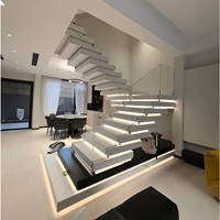 Escalier en pierre empilée, structure en acier, villa duplex simple sur mesure, balustrade en verre