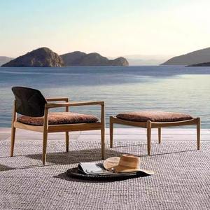 Silla de Madera Maciza para Exteriores con Respaldo de Ratán y Cojín para Jardín o Patio, Diseño Minimalista, Muebles Duraderos - Product Image 1