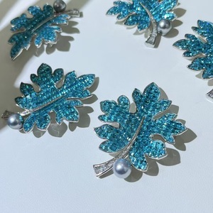 Broche de Cristal Conmemorativo del Año de la Serpiente 2025, Insignia de Flor para el Pecho de Año Nuevo con Diseño de Hoja de Dibujos Animados - Product Image 3