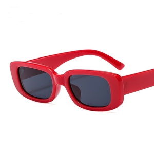 Vente en gros de lunettes de soleil classiques pour femmes, rectangulaires, bon marché, en plastique, colorées, ovales - Product Image 3