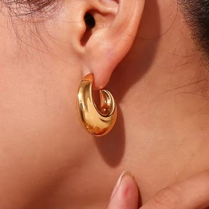 Pendientes de Moda 2024 para Mujer, de Acero Inoxidable con Baño de Oro de 18K, Diseño Hueco Exagerado en Forma de C, Tipo Huggie Grueso - Product Image 4