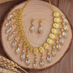 Ensemble de bijoux 2 pièces : Collier ras-du-cou rétro doré à motif floral et boucles d'oreilles pendantes assorties, avec perles de cristal noir, cadeau unique - Product Image 6