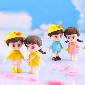 Fai da te casa delle bambole 3D giocattolo <span class=keywords><strong>in</strong></span> miniatura cartone animato coppie <span class=keywords><strong>in</strong></span> cappello giallo figurina <span class=keywords><strong>in</strong></span> <span class=keywords><strong>resina</strong></span> artigianato decorazione della tavola - Product Image 4