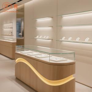 Özelleştirilebilir meşe ahşap takı teşhir vitrini | Marka mücevher mağazaları için dalga LED aydınlatma ve temperli cam vitrin - Product Image 2