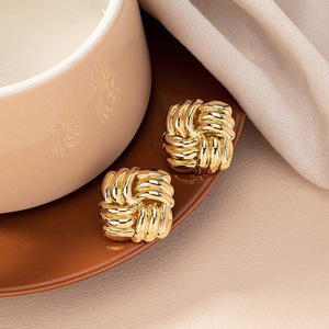 <span class=keywords><strong>Song</strong></span> <span class=keywords><strong>Yi</strong></span> OEM Explosive carré torsion croix wrap percé oreille clip femmes vintage géométrique tissage texture boucles d'oreilles - Product Image 2
