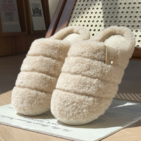 Nouvelles pantoufles d'hiver rayées et moelleuses 2026, dessus en peluche douce, semelle antidérapante et silencieuse, pantoufles confortables pour hommes et femmes, vente en gros