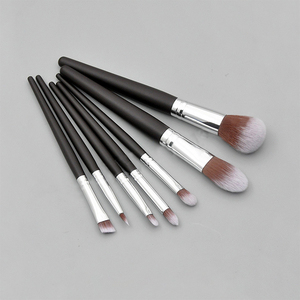 2024 buena calidad negro 7 Uds mango largo <span class=keywords><strong>de</strong></span> madera <span class=keywords><strong>maquillaje</strong></span> profesional plano marca <span class=keywords><strong>de</strong></span> lujo juego <span class=keywords><strong>de</strong></span> <span class=keywords><strong>brochas</strong></span> mujeres herramienta <span class=keywords><strong>de</strong></span> belleza cepillos cosméticos - Product Image 5