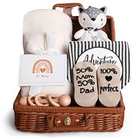 Panier de cadeaux de douche de bébé trucs essentiels couverture bébé Lovey chaussettes nouveau-né carte de voeux en bois coffret cadeau bébé nouveau-né