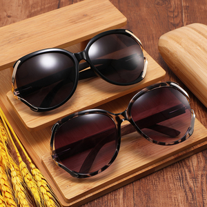 2025 Classics Hot Sale Gafas de Sol de moda con mujeres Logotipo personalizado Lentes UV400 Gafas de sol Gafas de Sol de diseñador de madera - Product Image 5