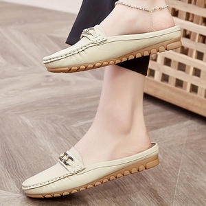 Mules mocassins beiges pour femmes, dos nu, avec boucle métallique, en cuir PU souple, chaussures plates à enfiler pour femmes - Product Image 4