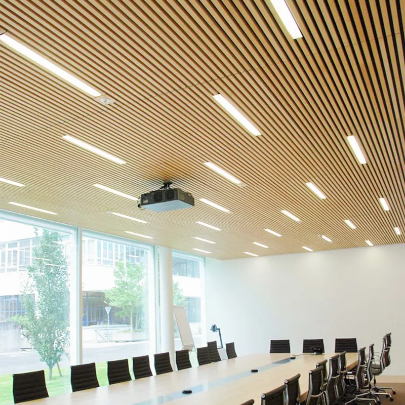 ไม้พลาสติก WPC เพดานกันน้ําภายในไม้ลามิเนต PVC เพดาน