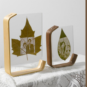 <span class=keywords><strong>Cadre</strong></span> <span class=keywords><strong>photo</strong></span> en bois <span class=keywords><strong>pas</strong></span> <span class=keywords><strong>cher</strong></span> en forme de L, style nordique, gravure laser motif feuille, installation sur table, couleur bois naturel, chêne blanc - Product Image 4